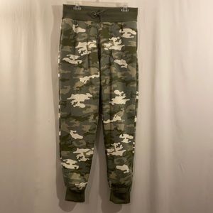 NWT Athletic Collection Juniors XL Active Wear Bottoms Sage Camo